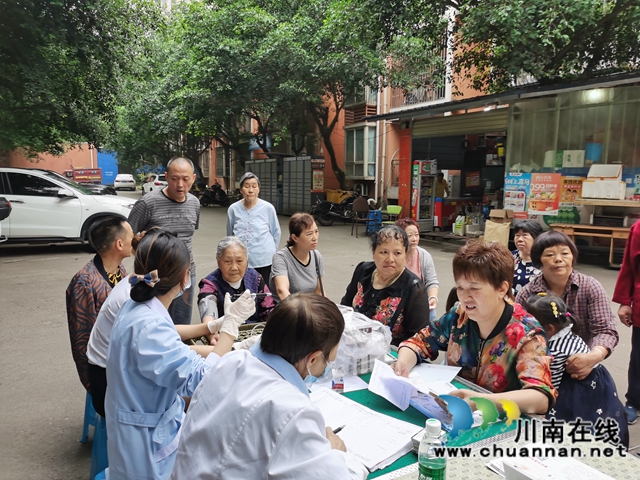 我为群众办实事，健康义诊进社区！九三学社泸州市委开展“我为群众办实事”实践活动(图2)