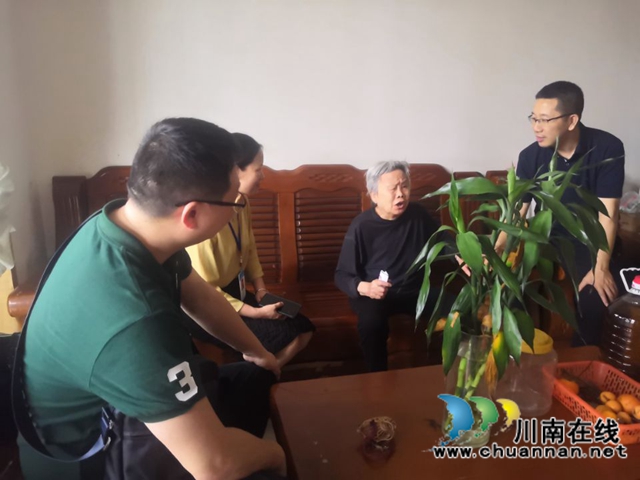 致公党泸州市委走访龙马潭区小市街道杜家街社区困难党员群众(图2) 致公党泸州市委走访龙马潭区小市街道杜家街社区困难党员群众(图2)
