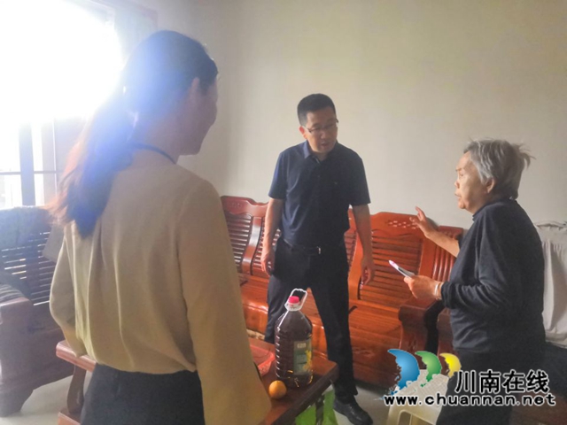 致公党泸州市委走访龙马潭区小市街道杜家街社区困难党员群众(图1) 致公党泸州市委走访龙马潭区小市街道杜家街社区困难党员群众(图1)