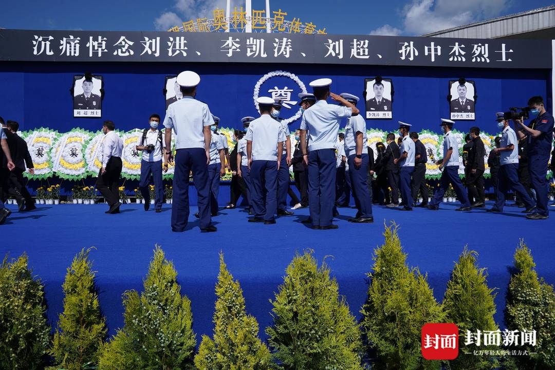 送英雄最后一程！内江人民观看直播悼念机长刘洪(图1)