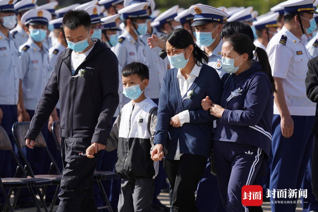 送英雄最后一程！内江人民观看直播悼念机长刘洪(图3)