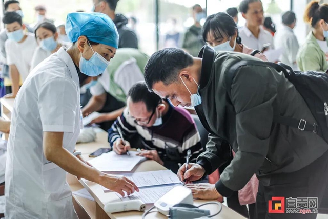 自贡开始大规模免费接种新冠病毒疫苗(图2)