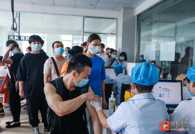 自贡开始大规模免费接种新冠病毒疫苗(图5)