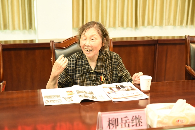 抗美援朝女英雄柳岳继回访母校叙永一中讲党史(图1)
