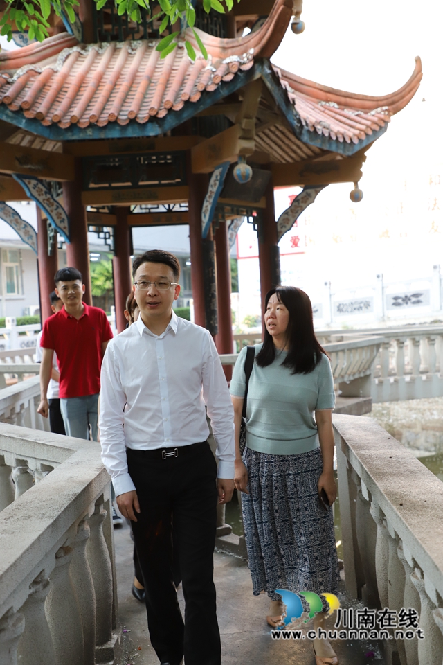 ​党外知识分子、中国首席白酒品酒师、郎酒公司副总经理沈毅做客古蔺中学(图3)