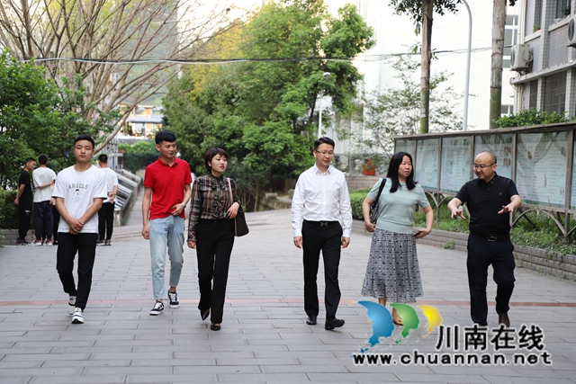 ​党外知识分子、中国首席白酒品酒师、郎酒公司副总经理沈毅做客古蔺中学(图2)