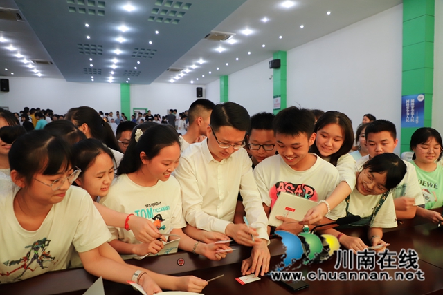 ​党外知识分子、中国首席白酒品酒师、郎酒公司副总经理沈毅做客古蔺中学(图14)