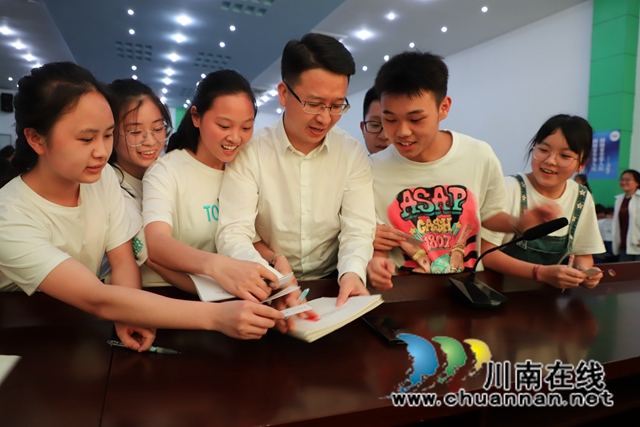 ​党外知识分子、中国首席白酒品酒师、郎酒公司副总经理沈毅做客古蔺中学(图13)