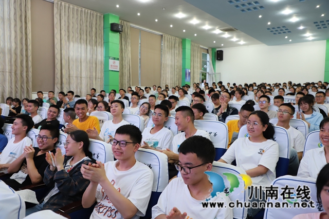 ​党外知识分子、中国首席白酒品酒师、郎酒公司副总经理沈毅做客古蔺中学(图12)