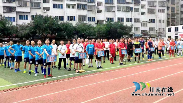 跟娃娃的同学的家长一起踢足球,泸州这个学校有6支“爸爸队”(图1) 跟娃娃的同学的家长一起踢足球,泸州这个学校有6支“爸爸队”(图1)