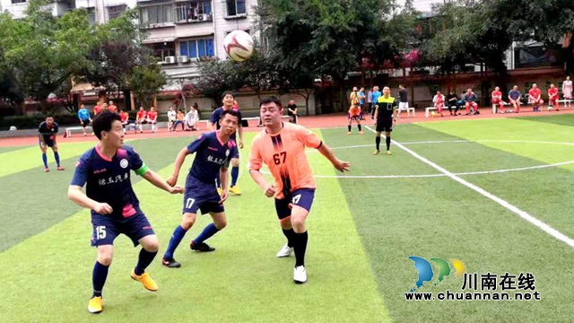 跟娃娃的同学的家长一起踢足球,泸州这个学校有6支“爸爸队”(图2) 跟娃娃的同学的家长一起踢足球,泸州这个学校有6支“爸爸队”(图2)