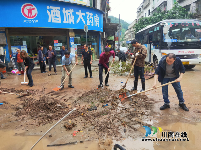 合江县先滩镇:迎雨而上的纪检人(图1) 合江县先滩镇:迎雨而上的纪检人(图1)