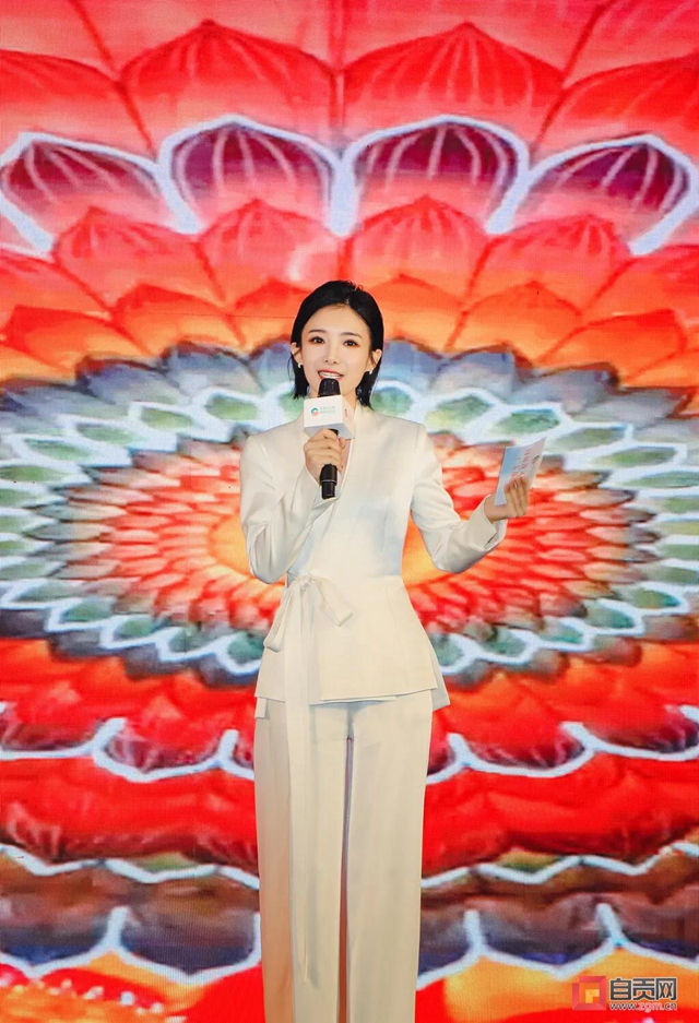 蔡紫在四川文化旅游推介活动中为自贡灯会代言(图2)