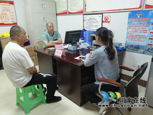 龙马潭区小市街道人大代表进社区为民办实事(图1)