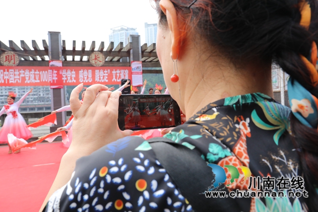 龙马潭区：这群老人自编自演，为建党百年献上精彩文艺巡演(图5)
