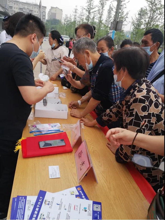 泸州市市场监管系统开展第22个“世界计量日”宣传活动(图12) 泸州市市场监管系统开展第22个“世界计量日”宣传活动(图12)