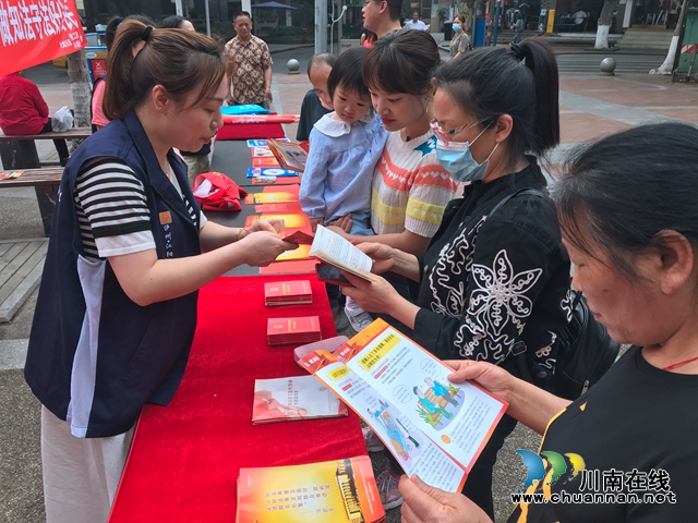 江阳区北城街道组织开展关爱未成年人宣传活动(图1) 江阳区北城街道组织开展关爱未成年人宣传活动(图1)