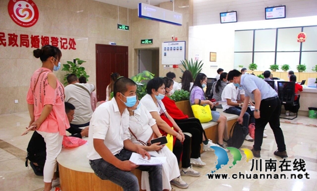 宜宾江安市民中心多项措施应对“520”结婚登记甜蜜小高峰(图2) 宜宾江安市民中心多项措施应对“520”结婚登记甜蜜小高峰(图2)