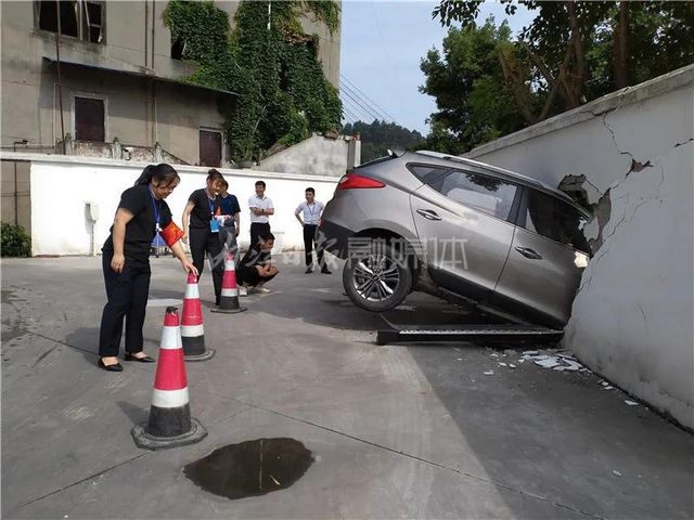 惊魂一幕！内江城区，一轿车直接穿墙，幸无伤亡