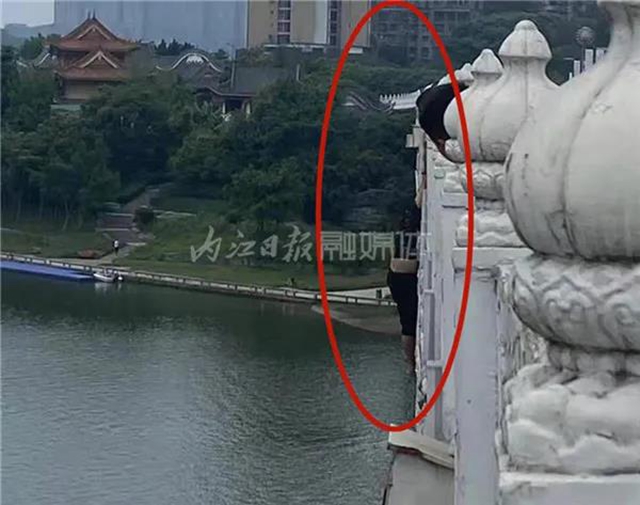 惊险！内江桐梓坝大桥上，“轻生男”遇上内江辅警——