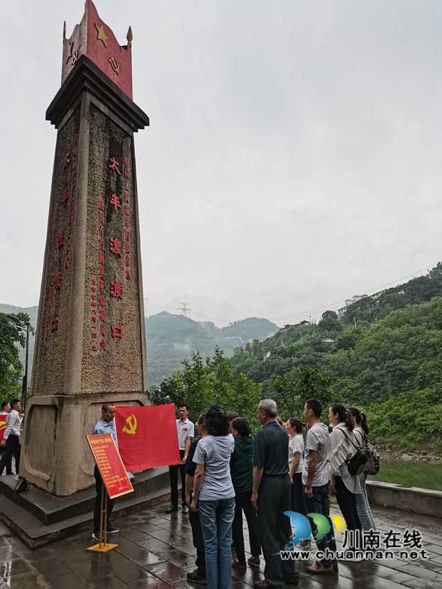 龙马潭区红星街道玉带桥社区：追寻红色足迹，弘扬长征精神(图2)