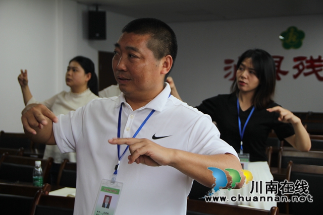 泸县残联开展“我为群众办实事”实践活动——学手语(图5)