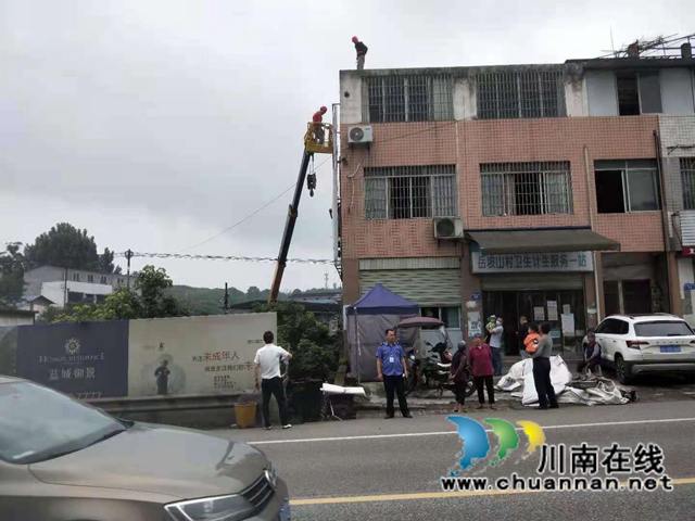 龙马潭区综合行政执法局：专项整治户外广告，全力提升城市“安全系数”(图1)