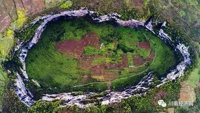 纪录片《航拍赤水河》摄制组“天坑”深处就午餐(图2) 纪录片《航拍赤水河》摄制组“天坑”深处就午餐(图2)