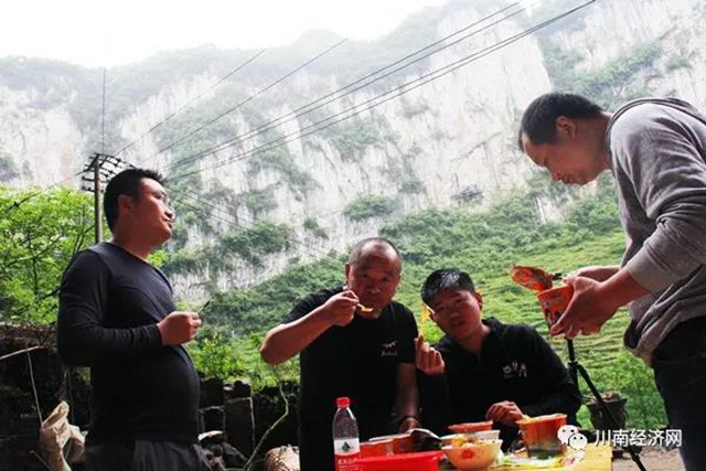 纪录片《航拍赤水河》摄制组“天坑”深处就午餐(图5) 纪录片《航拍赤水河》摄制组“天坑”深处就午餐(图5)