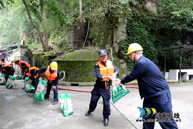 未雨绸缪，以练备战！龙马潭区罗汉街道举行防洪防汛应急救援演练(图4)