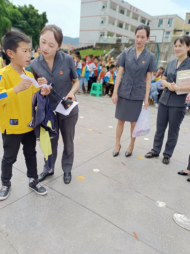 纳溪区天仙镇中心小学开展“法治护航‘未’你而来”普法宣讲活动(图3)