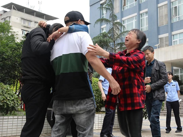 泸州两名男童同时失踪，1800公里的回家路他们走了28年