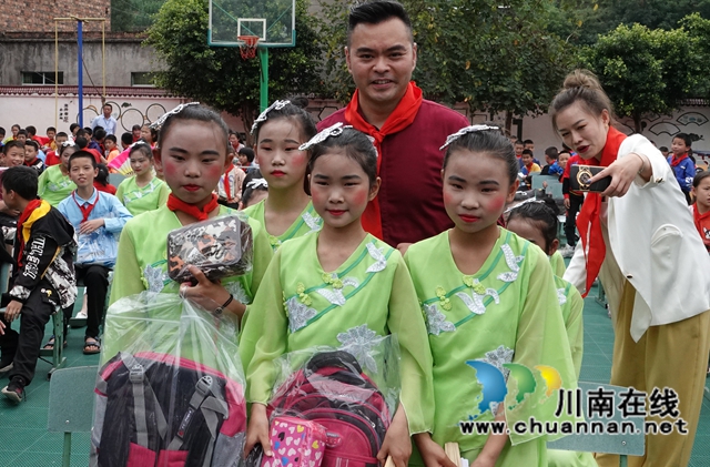 泸州市“小书包·大爱心”公益活动发放仪式在古蔺举行(图14)