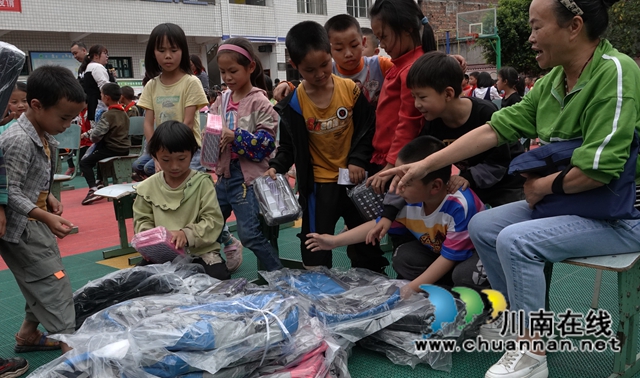 泸州市“小书包·大爱心”公益活动发放仪式在古蔺举行(图18)