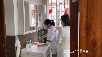 嫌医生态度不好，她就自己当医生！还成了医学博士(图1)