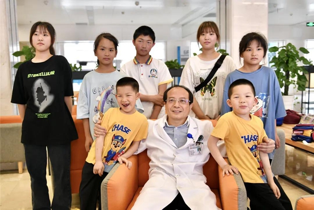 每年来西南医大附院过六一的连体孩子们长大了！快满18岁的她们，愿望是当医生(图12)