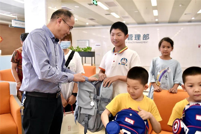 每年来西南医大附院过六一的连体孩子们长大了！快满18岁的她们，愿望是当医生(图13)