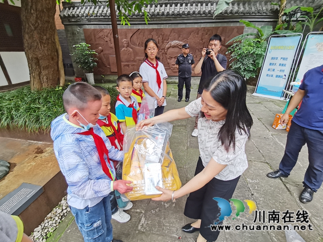 用爱心温暖人心！民盟龙马潭区基层委员会走访慰问留守儿童(图3)