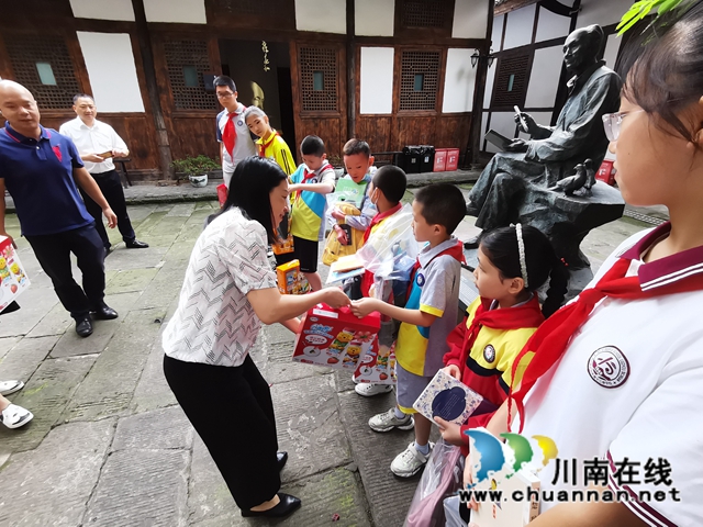 用爱心温暖人心！民盟龙马潭区基层委员会走访慰问留守儿童(图1)