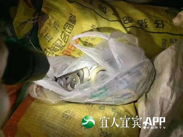 吓人！宜宾一小车被查，竟藏了100多斤蛇！(图3)