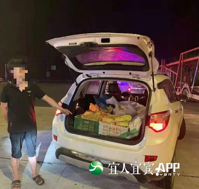 吓人！宜宾一小车被查，竟藏了100多斤蛇！