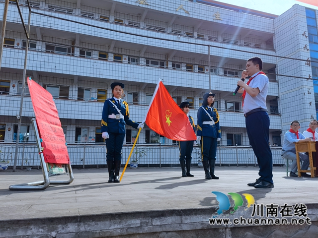 泸县立石镇:我们在阳光下茁壮成长,胸前的红领巾迎风飘扬(图1) 泸县立石镇:我们在阳光下茁壮成长,胸前的红领巾迎风飘扬(图1)