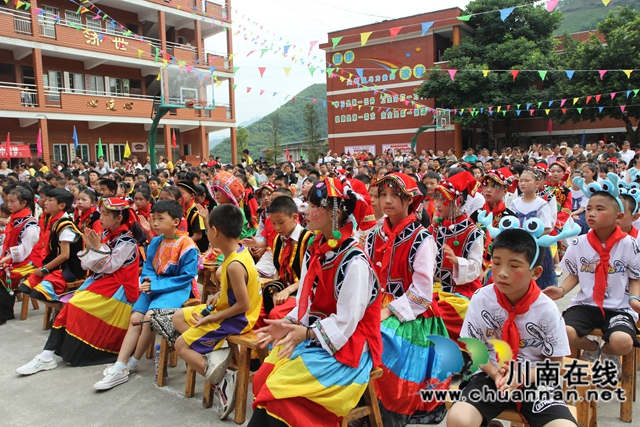 叙永县委统战部到民族团结进步示范校开展“六一”儿童节慰问活动(图4)