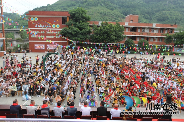 叙永县委统战部到民族团结进步示范校开展“六一”儿童节慰问活动(图1)