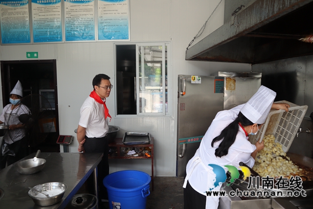 泸县云龙镇党委书记徐启良慰问茅坝学校困难学生(图2)