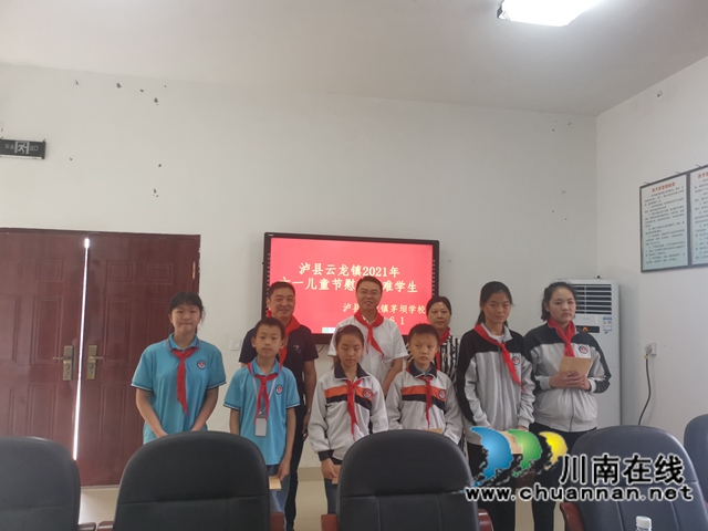 泸县云龙镇党委书记徐启良慰问茅坝学校困难学生(图4) 泸县云龙镇党委书记徐启良慰问茅坝学校困难学生(图4)