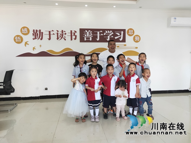 泸县云龙镇云丰村开展“童心向党”读书活动(图3) 泸县云龙镇云丰村开展“童心向党”读书活动(图3)