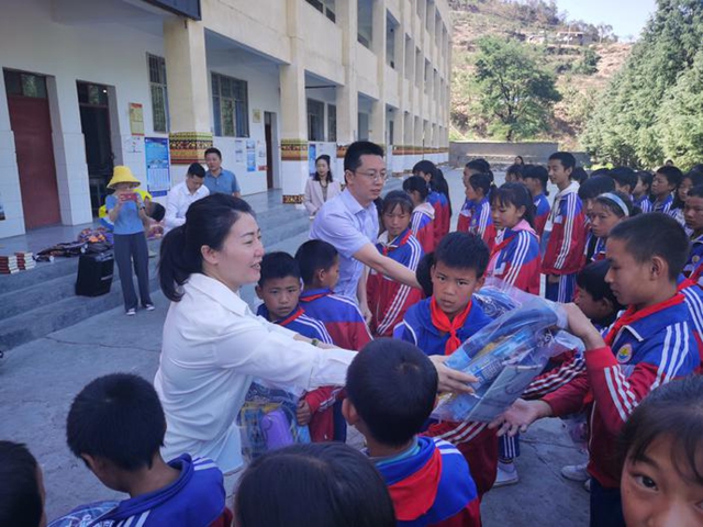 江阳企业情系彝区 爱心助学走进盐源 | 四川佳兴雅居集团有限公司慰问盐源县盐塘镇100名困难学生(图4)
