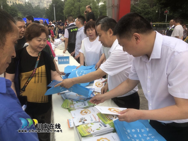 泸州市自然资源和规划局开展“安全生产月”集中宣传活动(图1) 泸州市自然资源和规划局开展“安全生产月”集中宣传活动(图1)