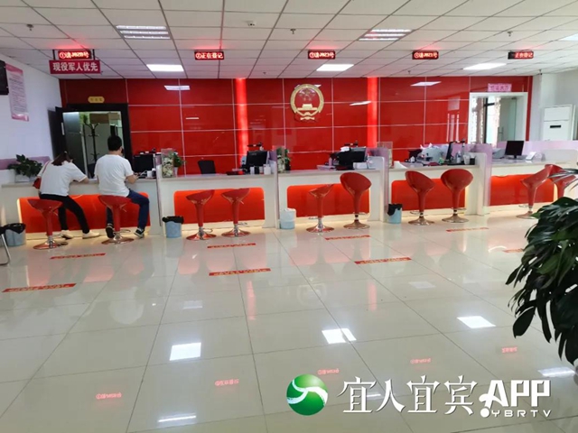 跨省通办首日 四川省第一个“红本本”在宜宾叙州区发出(图2) 跨省通办首日 四川省第一个“红本本”在宜宾叙州区发出(图2)